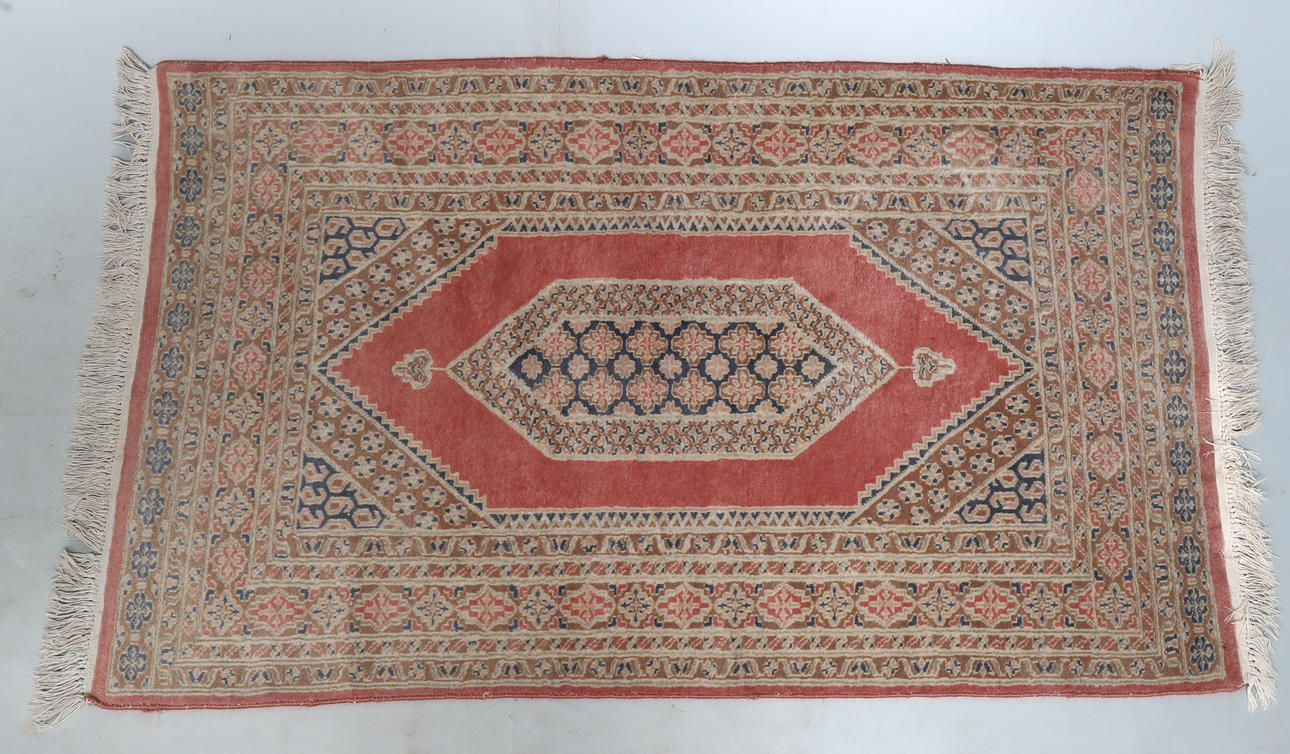 ET TYRKISK KILIM-TÆPPE.