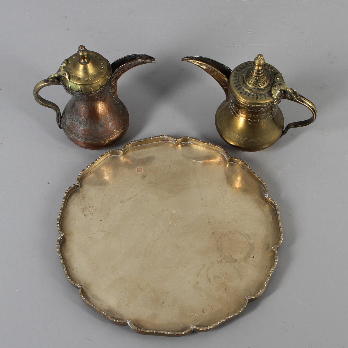 BRICKA samt KANNOR, 3 delar, metall, orientaliska, 1900-tal.