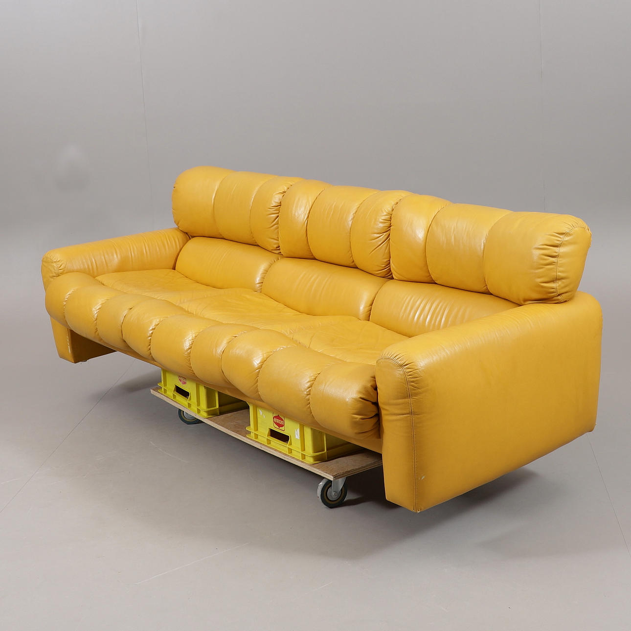TONGIANI STEFANO. Sofá, cuero amarillo, "Naples", Ikea, 1972.