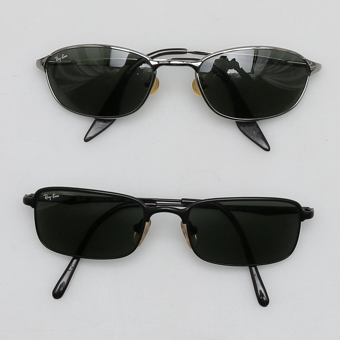 SOLGLASÖGON, 2 st, bl.a Ray-Ban, modell nr W3098.