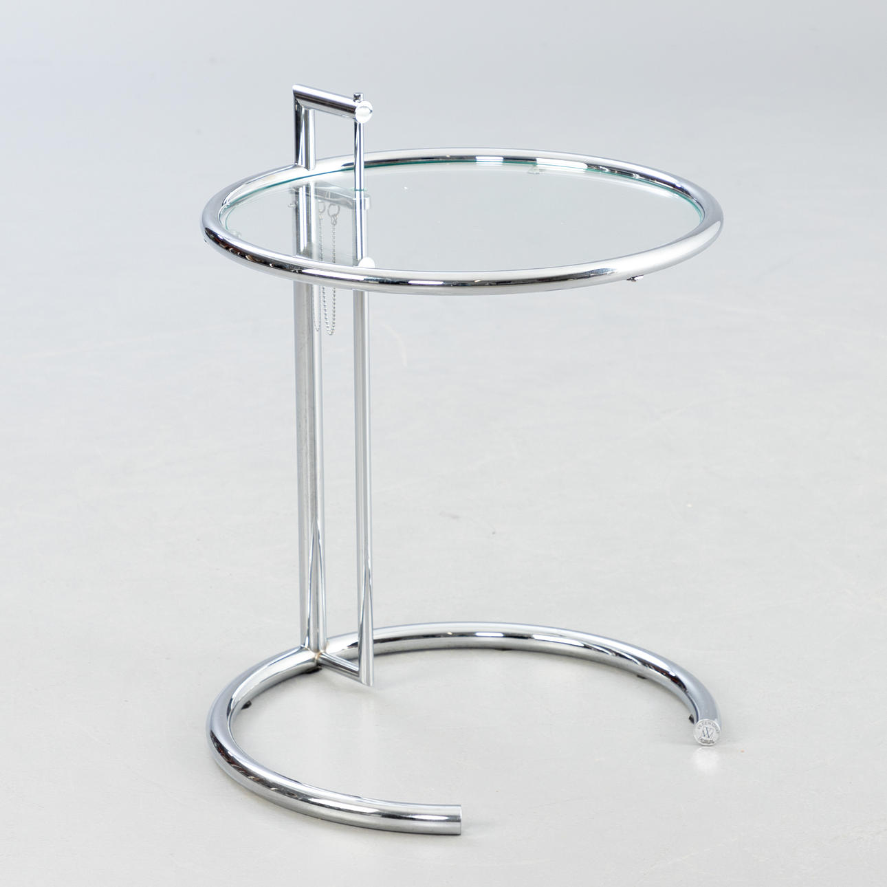 EILEEN GRAY. Forenede værksteder for kunst og kunsthåndværk, München. Glasbord / justerbart bord 'E 1027'.