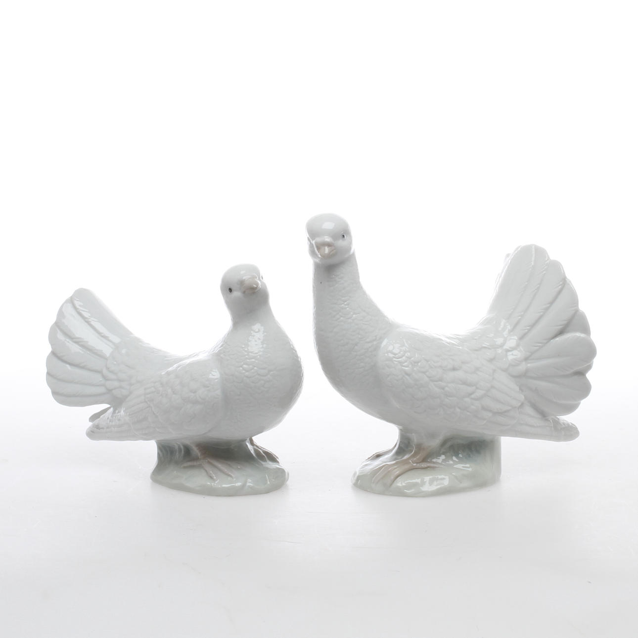 FIGURINER, ett par, porslin, meissenliknande märkning, 1900-tal.