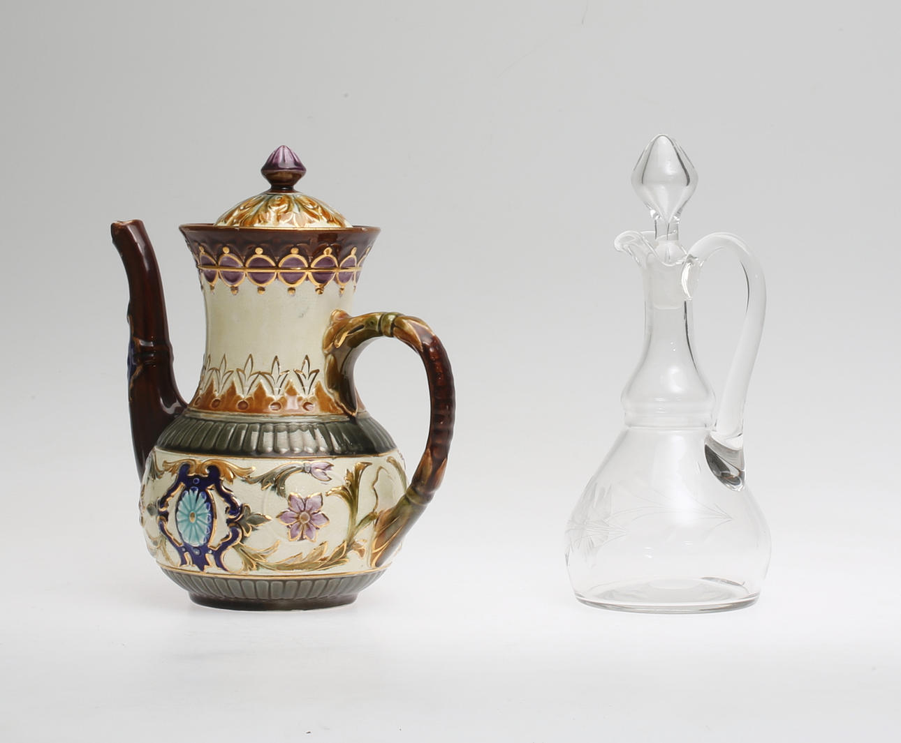 KANNA samt KARAFF, majolika, glas, Rörstrand 1800-tal.