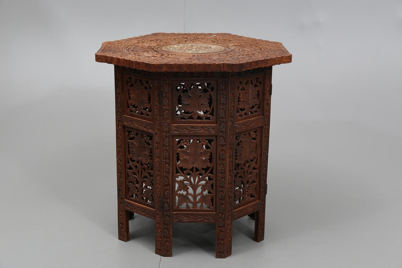 BORD, trä, oktagonalt, orientaliskt, rikliga sniderier, 1900-tal.