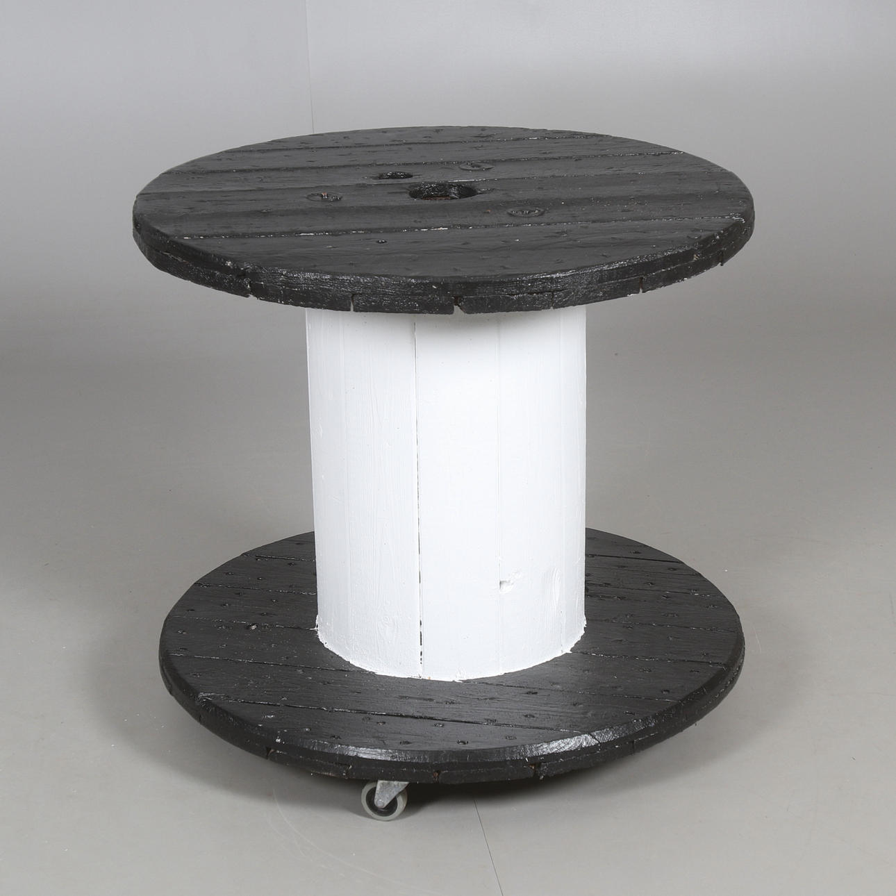 TISCH, Holz, aus Kabeltrommel, 20. Jahrhundert.