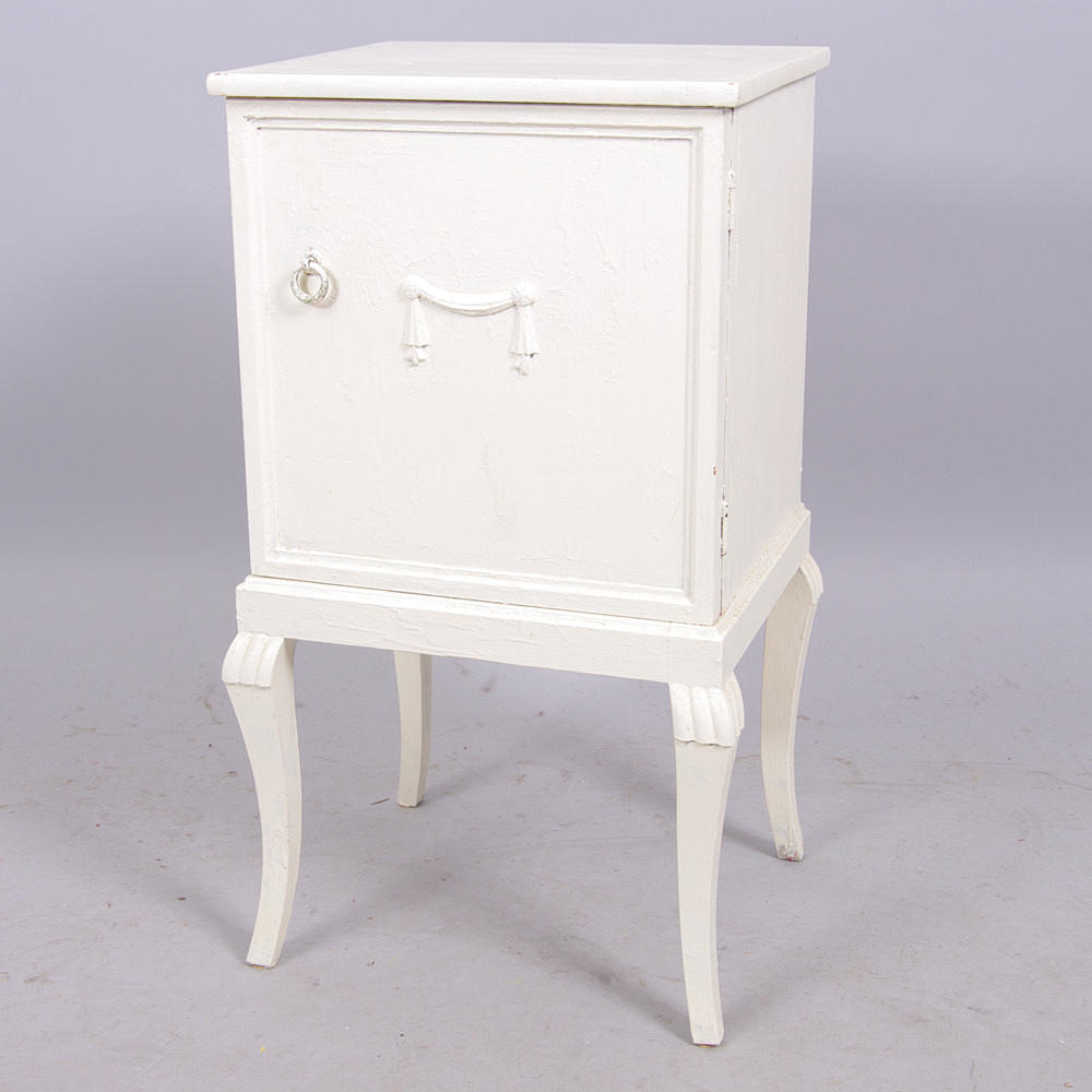 SÄNGBORD, vitmålat, empirestil.