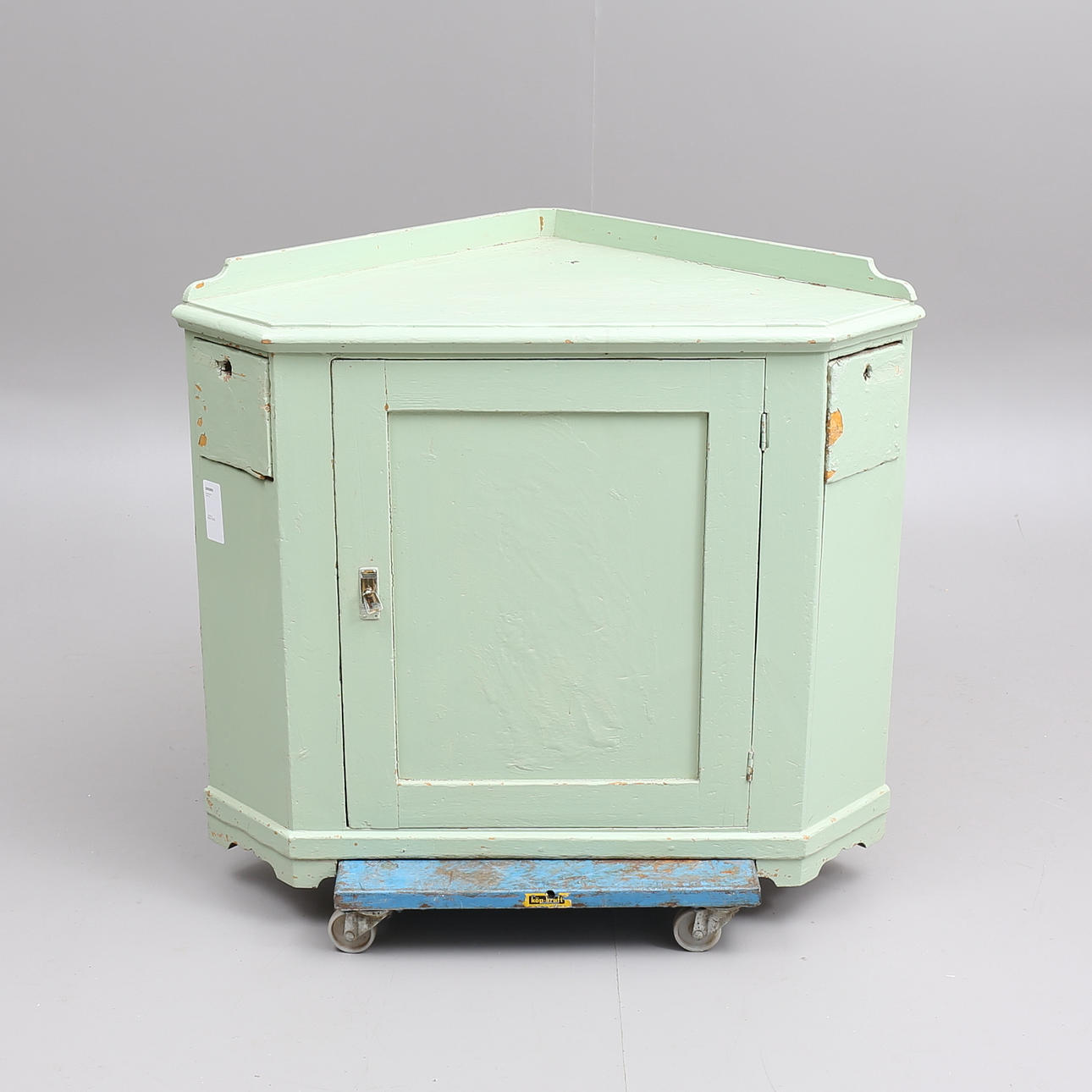 HÖRNSKÅP, 1800-tal.