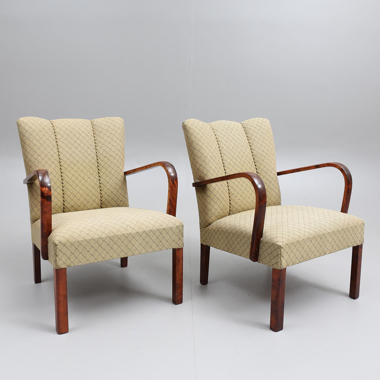 FÅTÖLJER, ett par, omkring 1900-talets mitt.