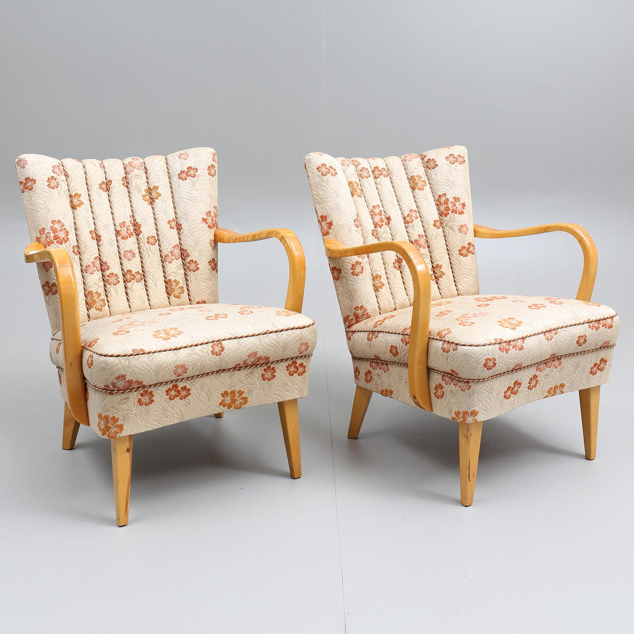 FÅTÖLJER, ett par, omkring 1900-talets mitt.