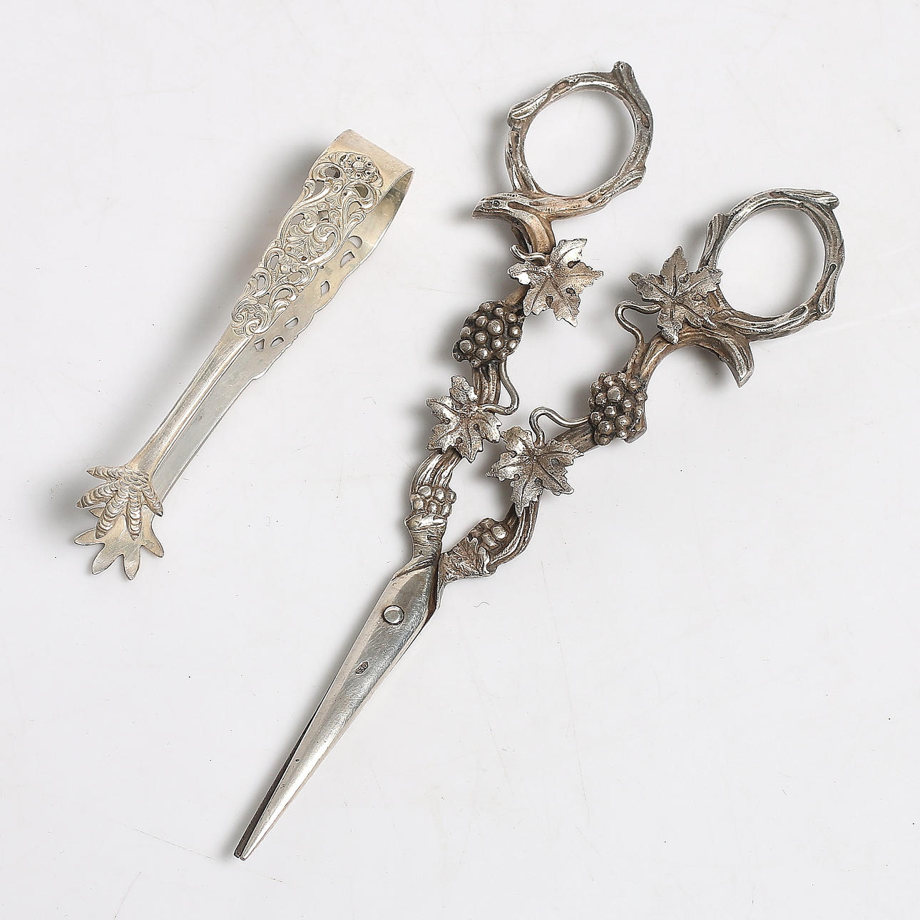 SOCKERTÅNG samt DRUVSAX, silver. 1900-talets första hälft.