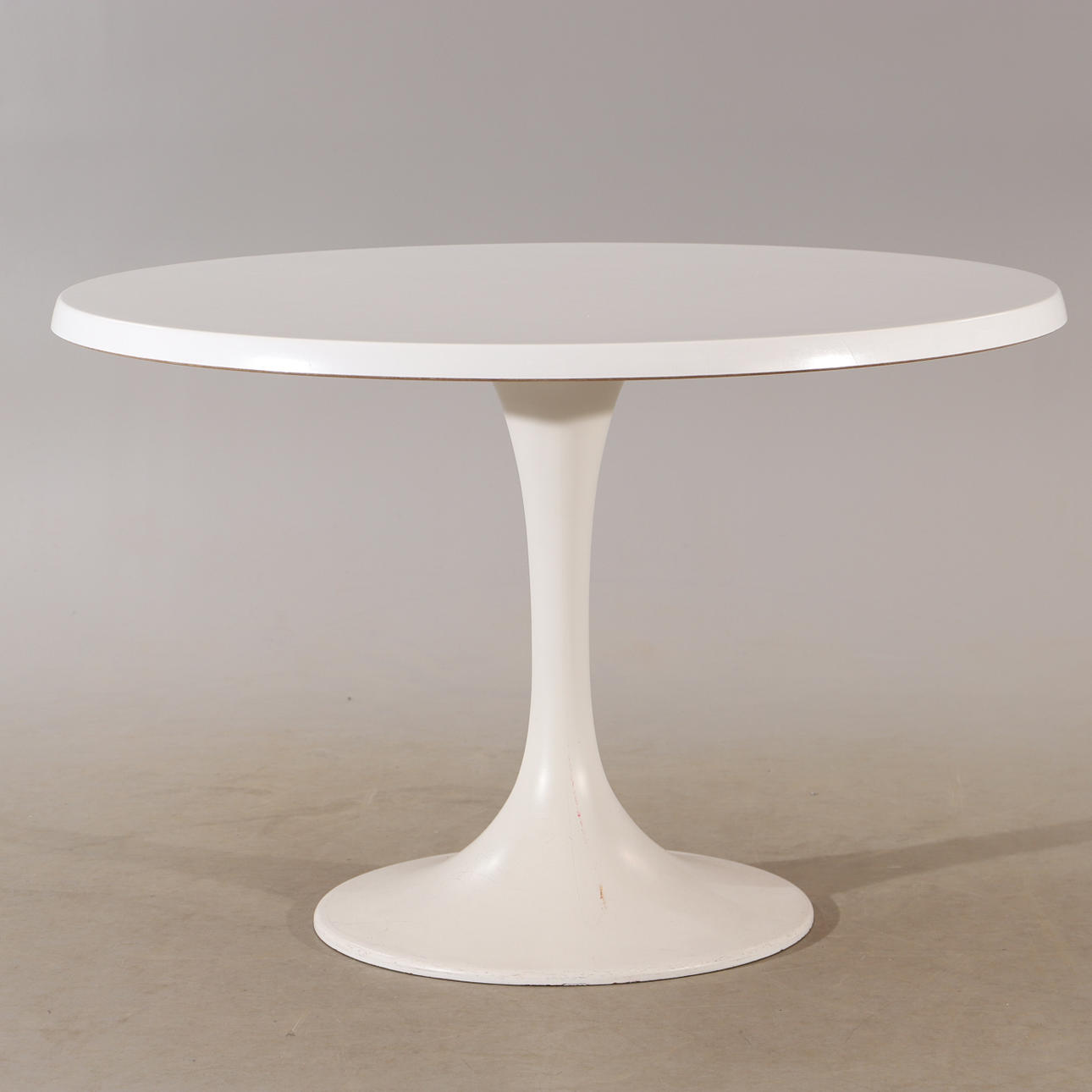 BORD, lackerad glasfiber/konstmassa, 1900-talets andra hälft.