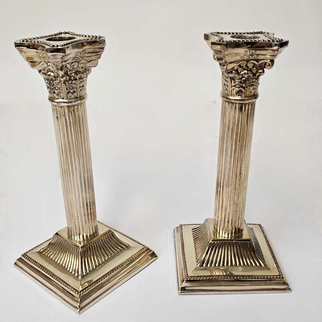 PAAR GESTANZE KERZENHALTER AUS SILBER.