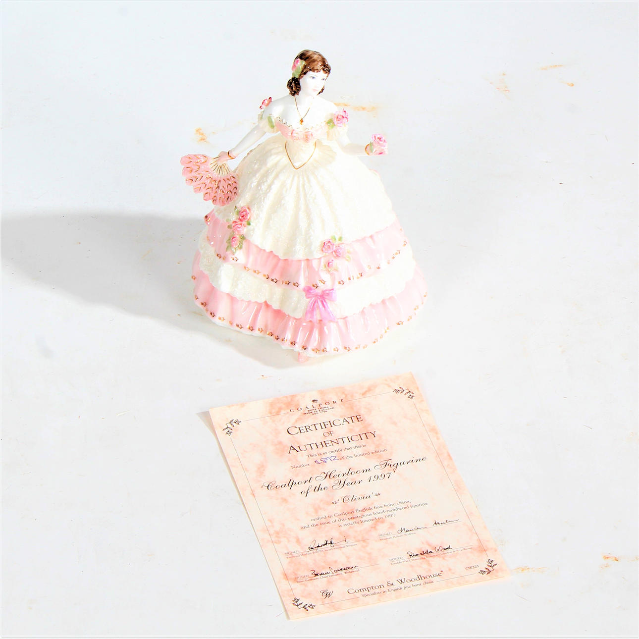 KOLPORT STATYETT 'OLIVIA'.