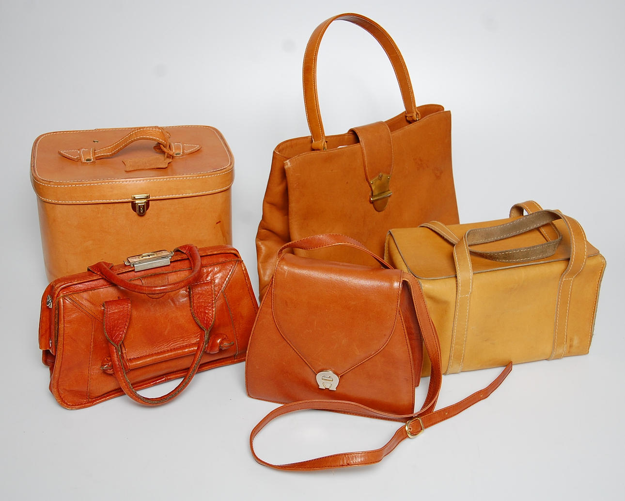 VÄSKOR, 5 delar, skinn.