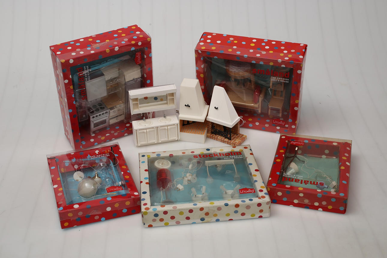 DOCKHUSMÖBLER, Lundby, most in unopened boxes. Toys - Toys - Auctionet