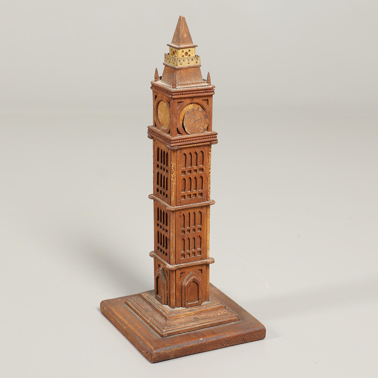 EN TRÄMODELL AV BIG BEN.