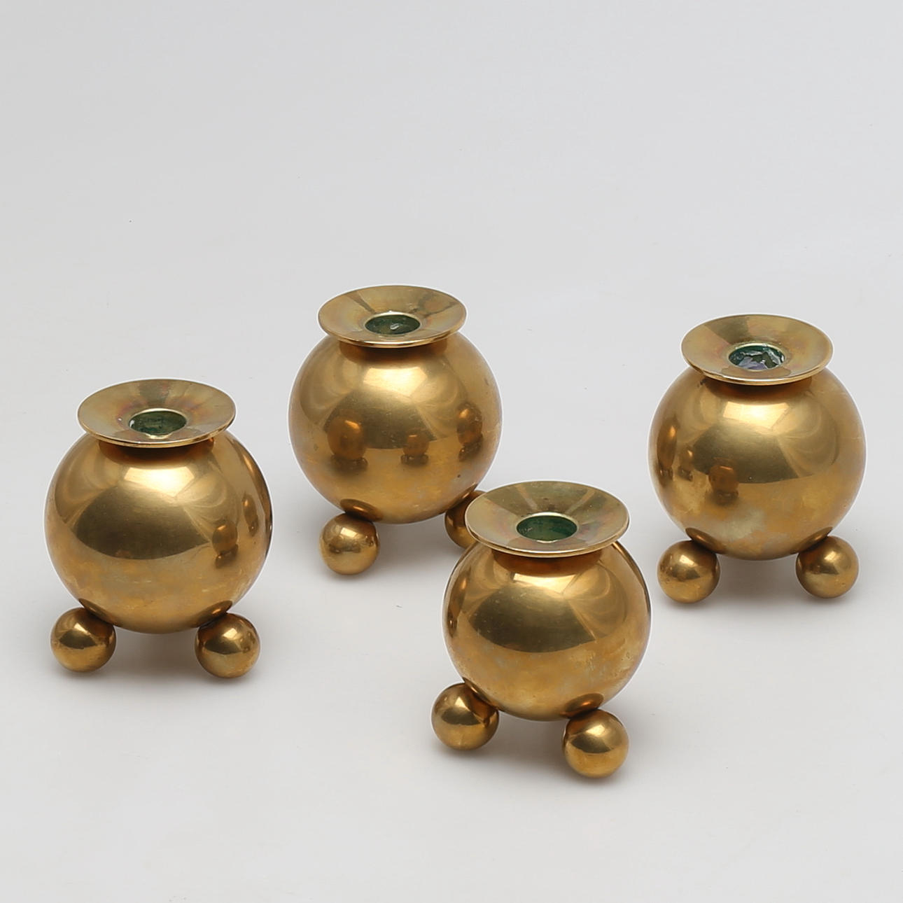 LJUSSTAKAR, 4 st, kulmodell, mässing.