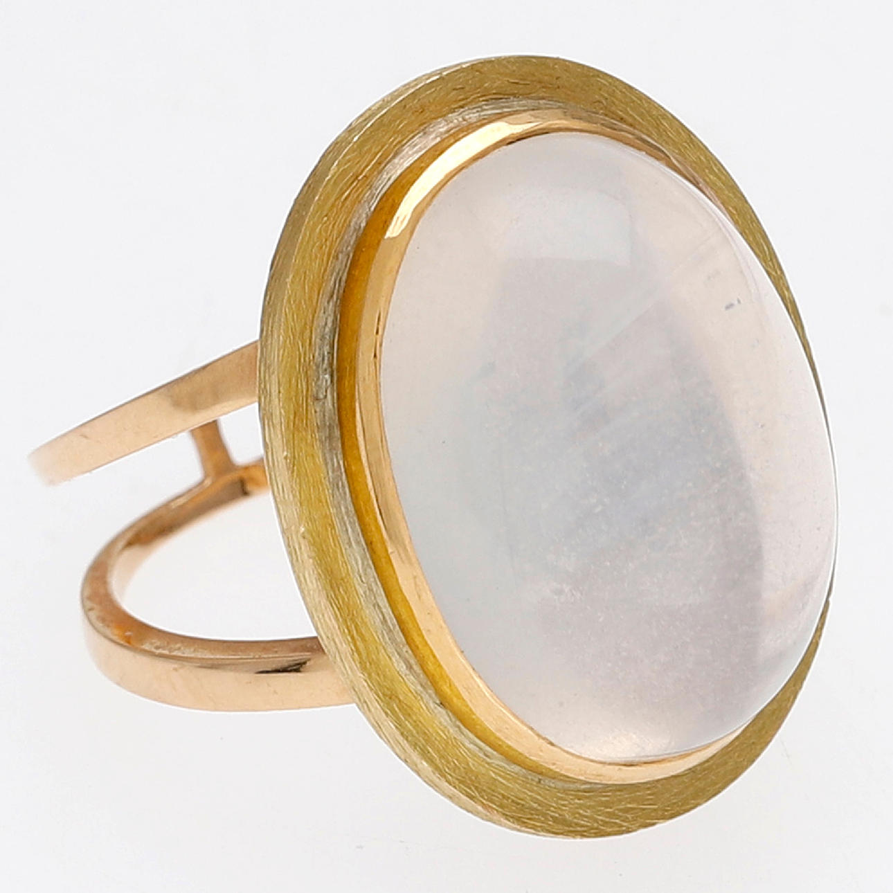 Guld och månsten ring.