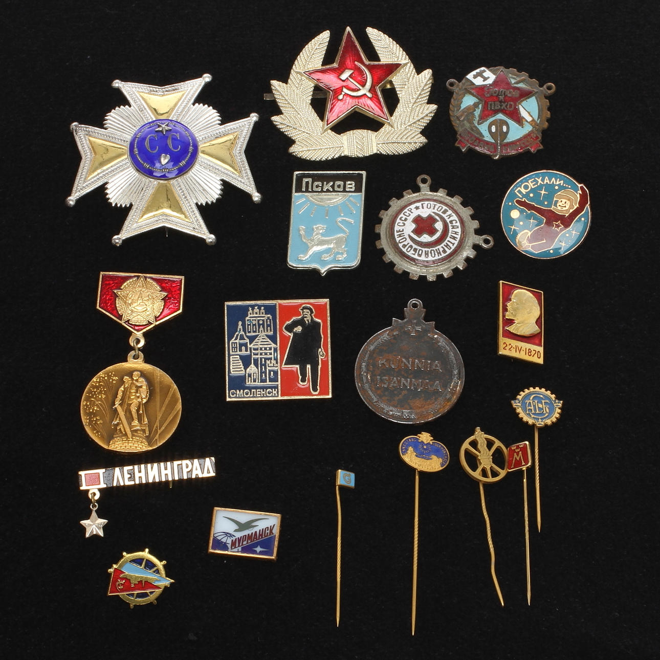 MEDALJER och MÄRKE, bla Sovjet och Finland. Okänd medalj i silver och emalj "CC".