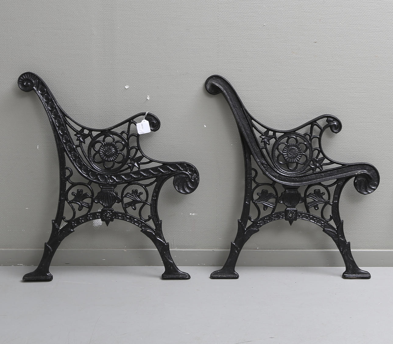 GAVLAR TILL TRÄDGÅRDSSOFFA, ett par, 1900-tal.