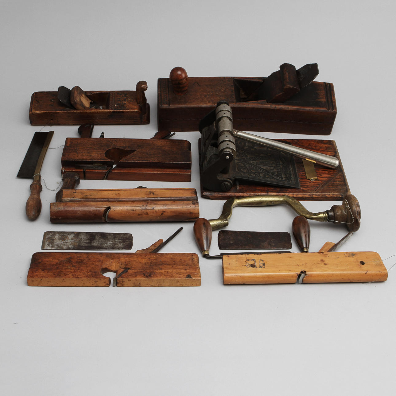 TRÄFÖREMÅL, ca 10 delar.