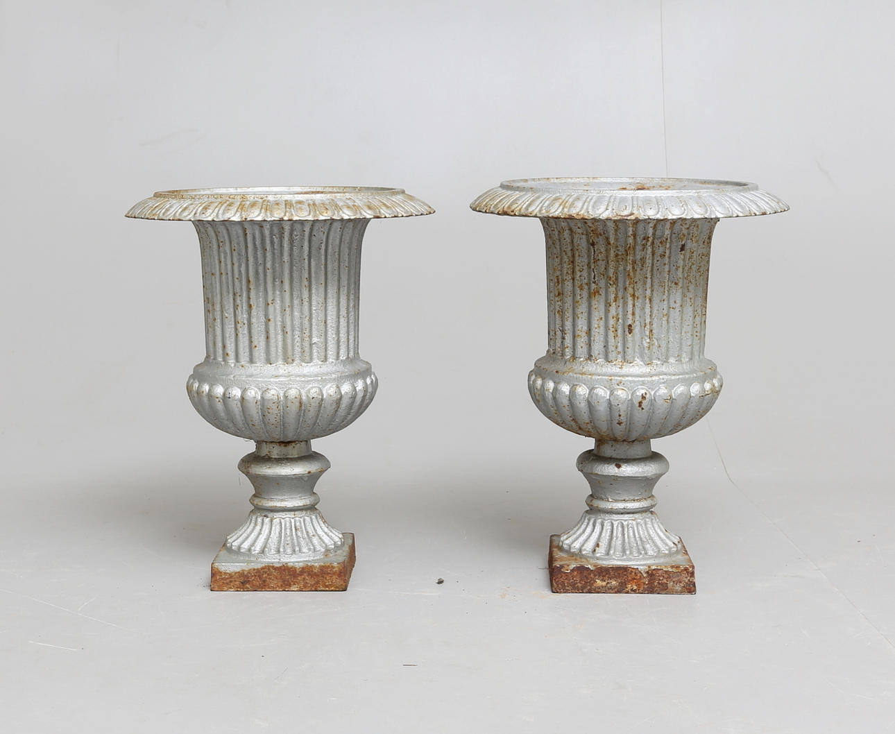 TRÄDGÅRDSURNOR, 1 par, gjutjärn.