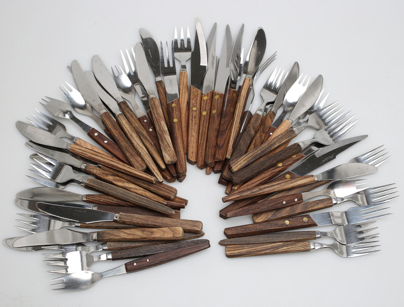ROSTFRITT BESTICK med träskaft, 53 delar.