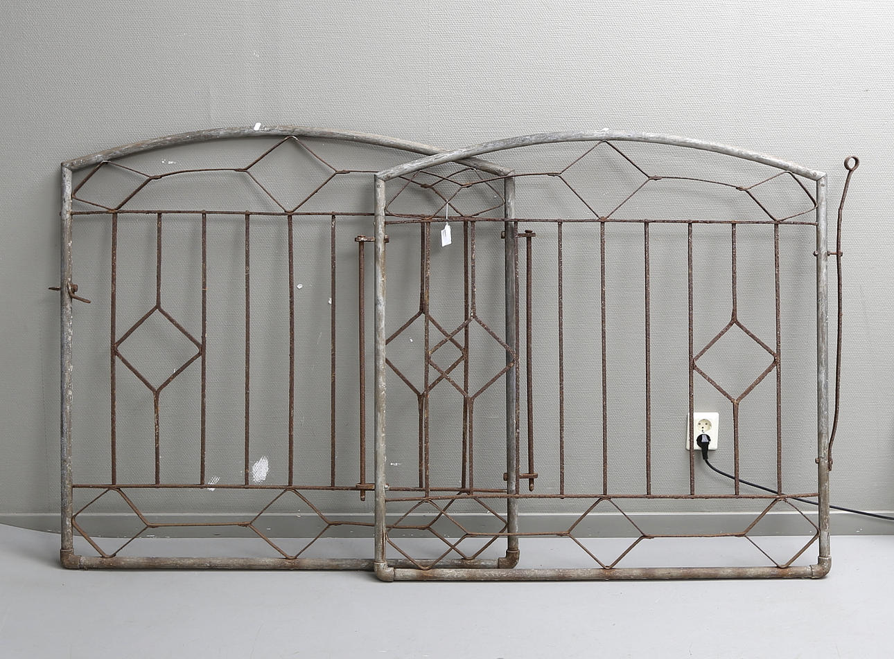 GRINDAR, ett par, metall, 1900-tal.