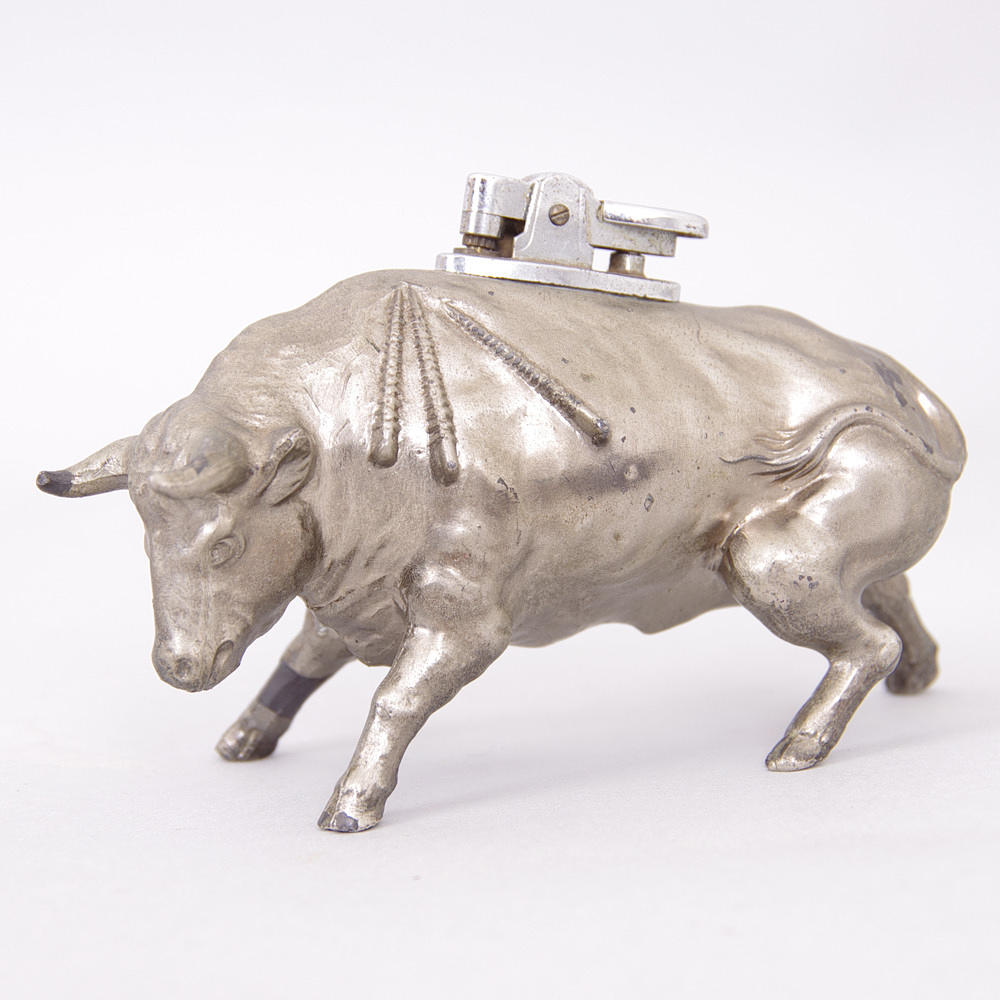 TÄNDARE i form av oxe, metall.