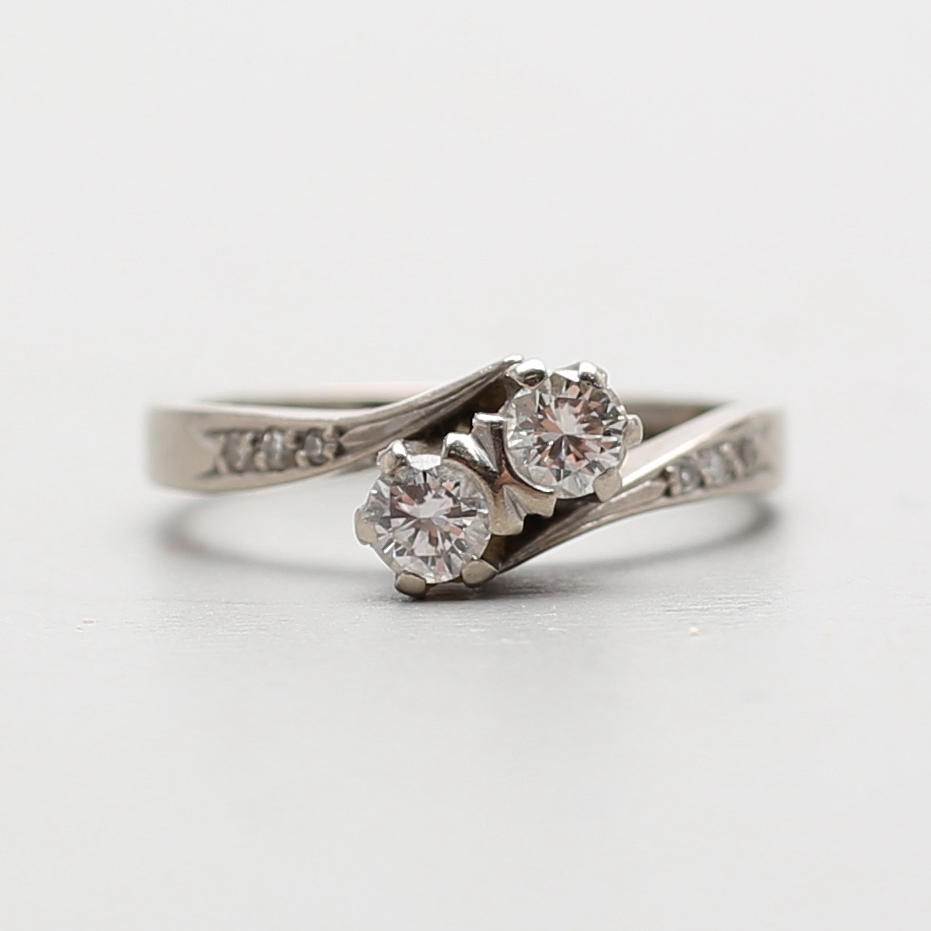 RING, 18k vitguld, med 2 briljanter samt 6 åttkantslipade diamanter, tot. 0,41 ct. 1900-tal. Bruttovikt 3,9 gram.