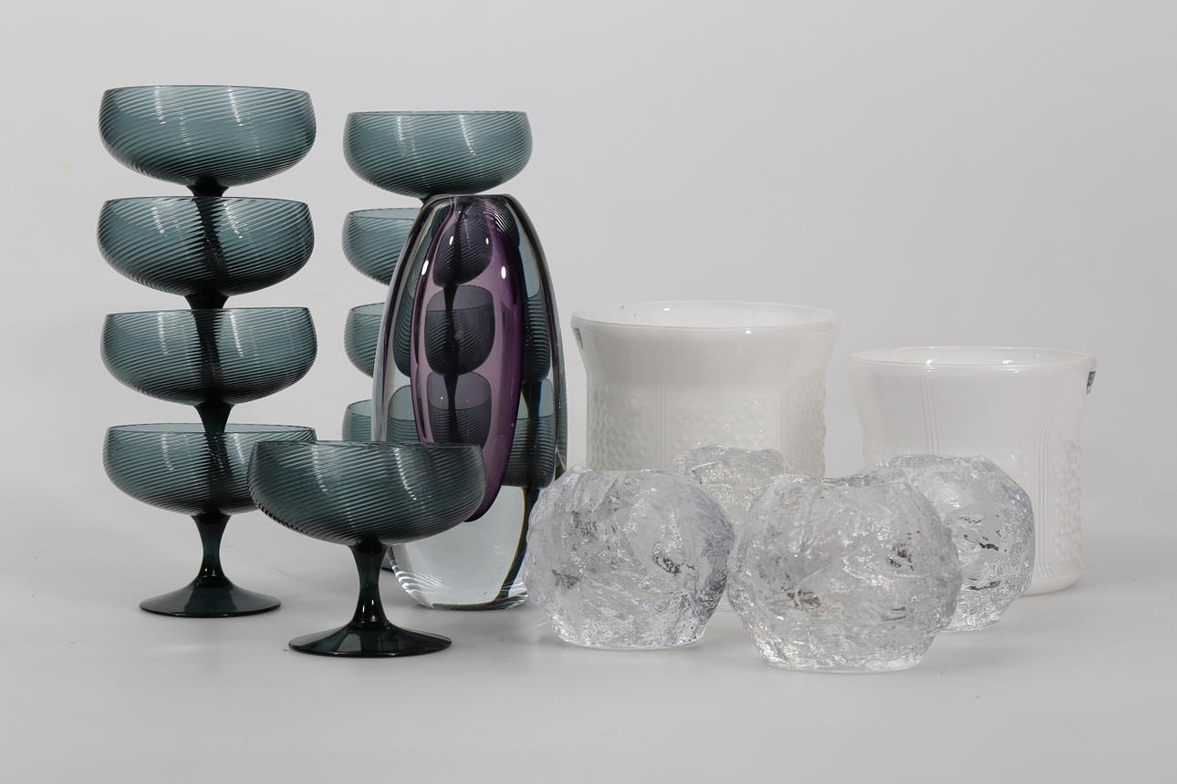 GLASFÖREMÅL, 16 stycken, 1900-talets andra hälft.