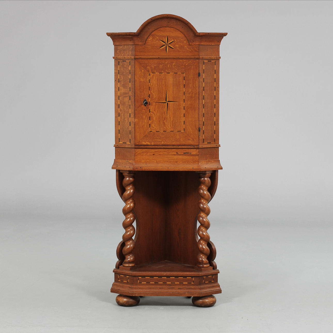 HÖRNSKÅP, allmoge, 18/1900-tal.