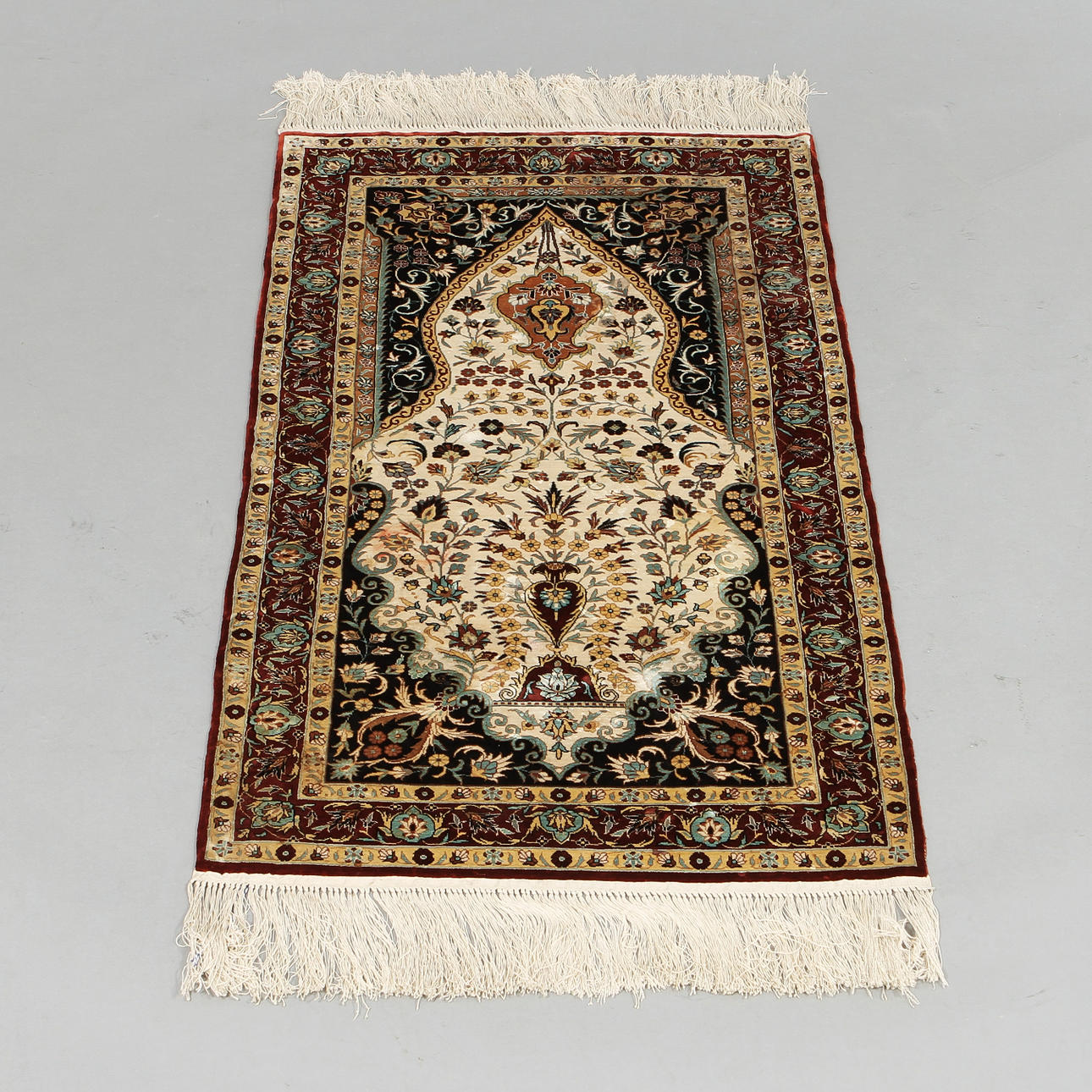 ORIENTALISK MATTA, silke 125 x 62 cm.