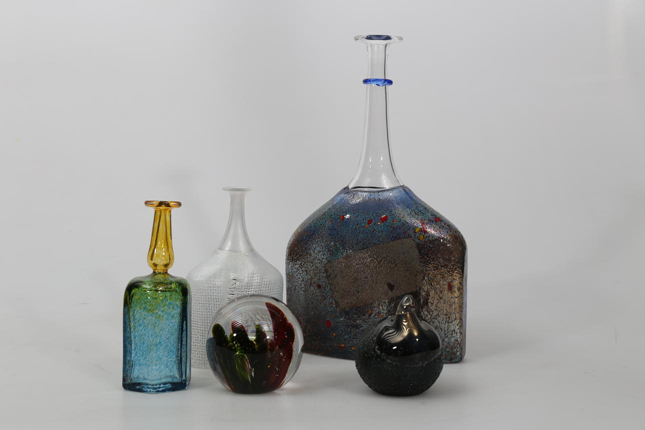 GLASFÖREMÅL, 5 delar, bland annat Bertil Vallien, Kosta Boda.