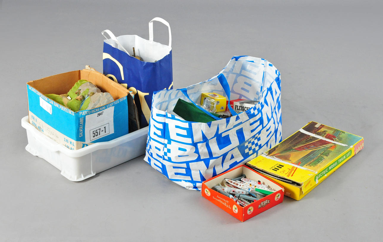 FLEISCHMAN, delar till modelljärnväg med lok vagnar o tillbehör.