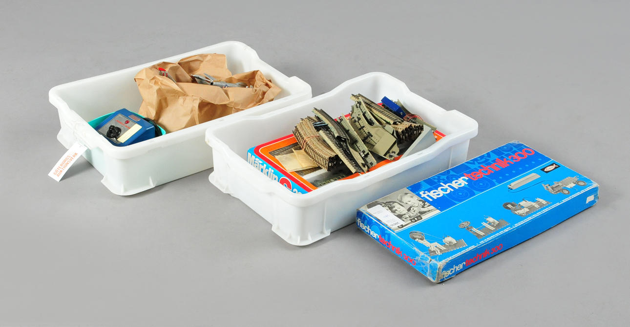 MÄRKLIN. Modelljärnväg, lok och vagnar.