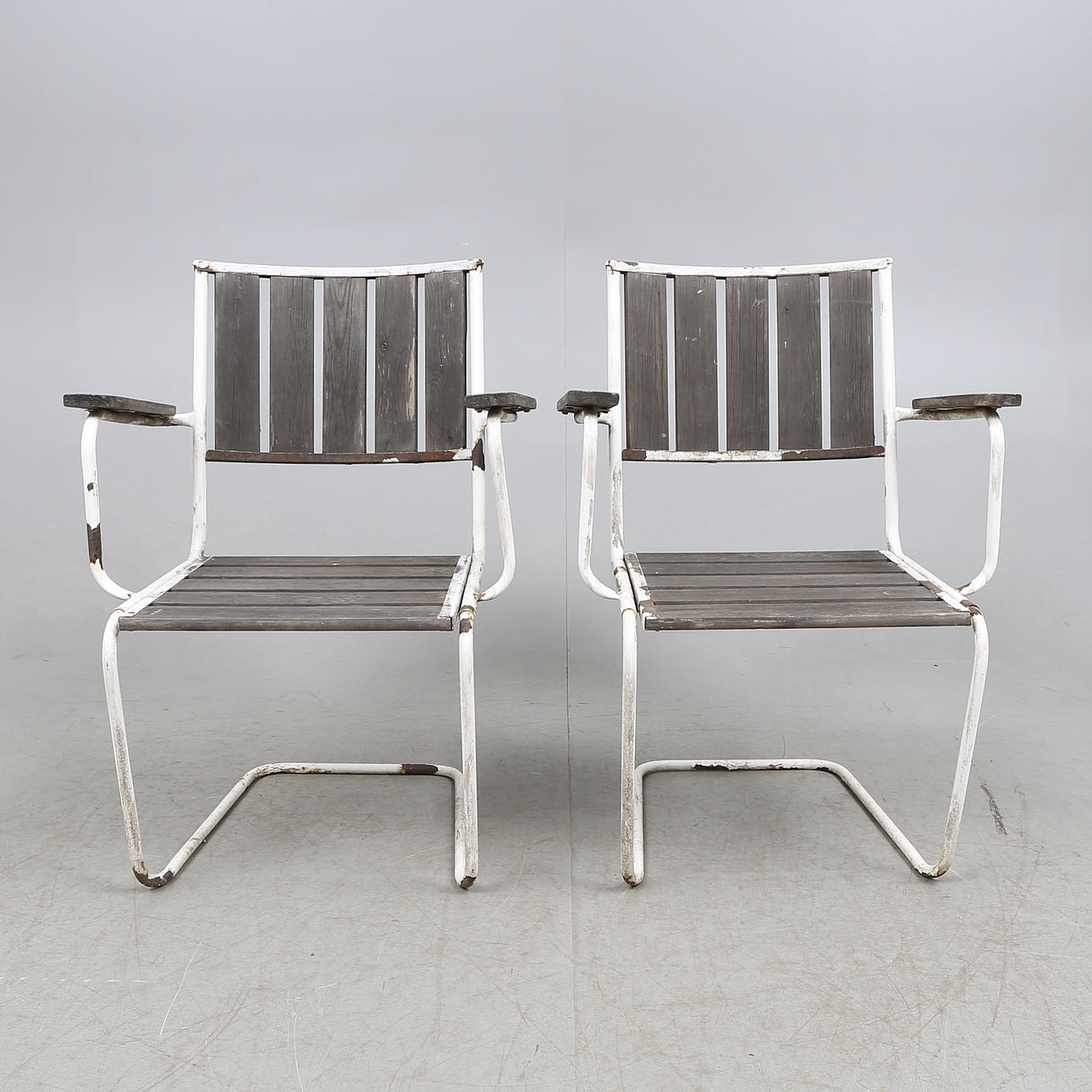 TRÄDGÅRDSTOLAR, 2 st. Grythyttanstil. 1900-tal.