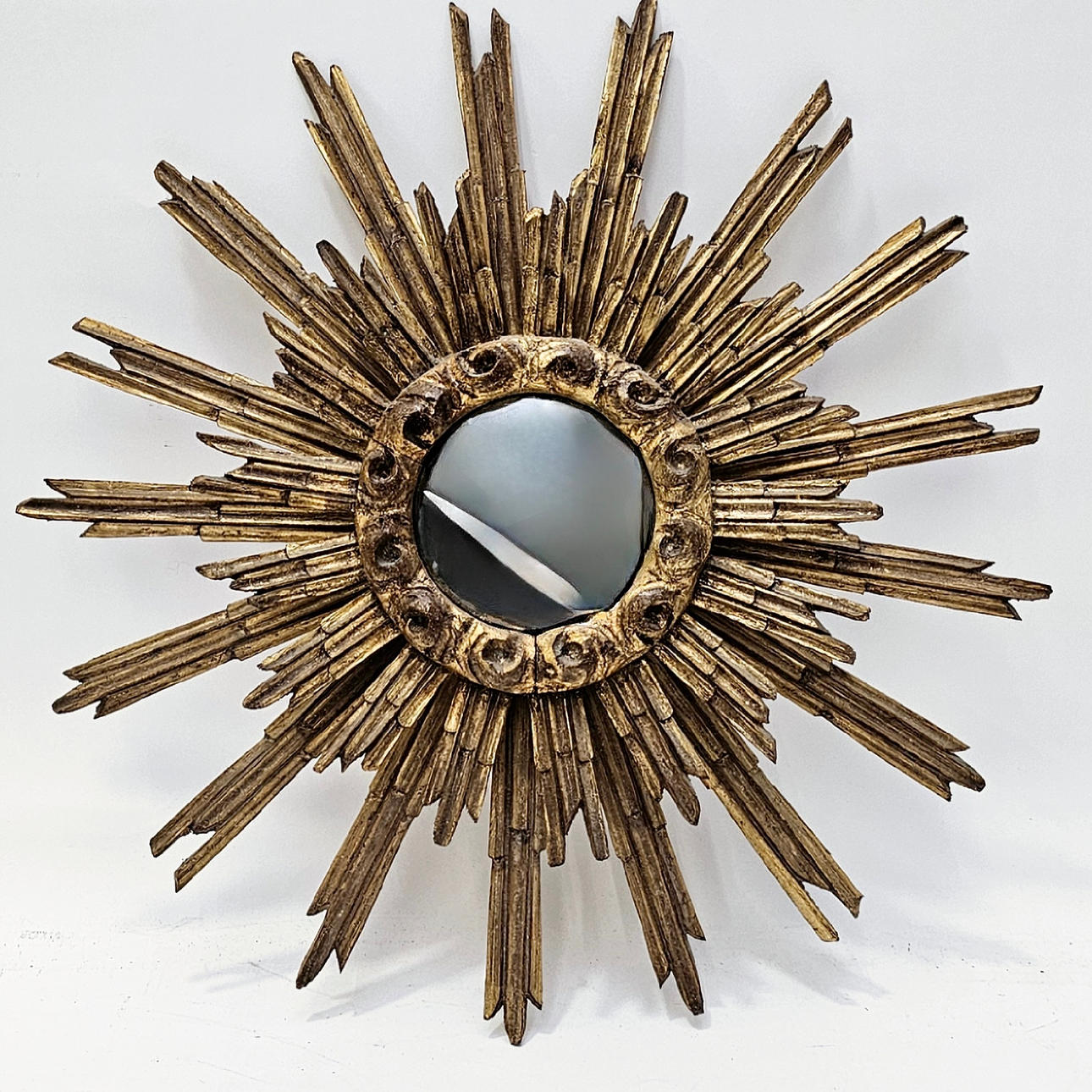 ESPEJO "SOL" EN MADERA TALLADA Y DORADA.
