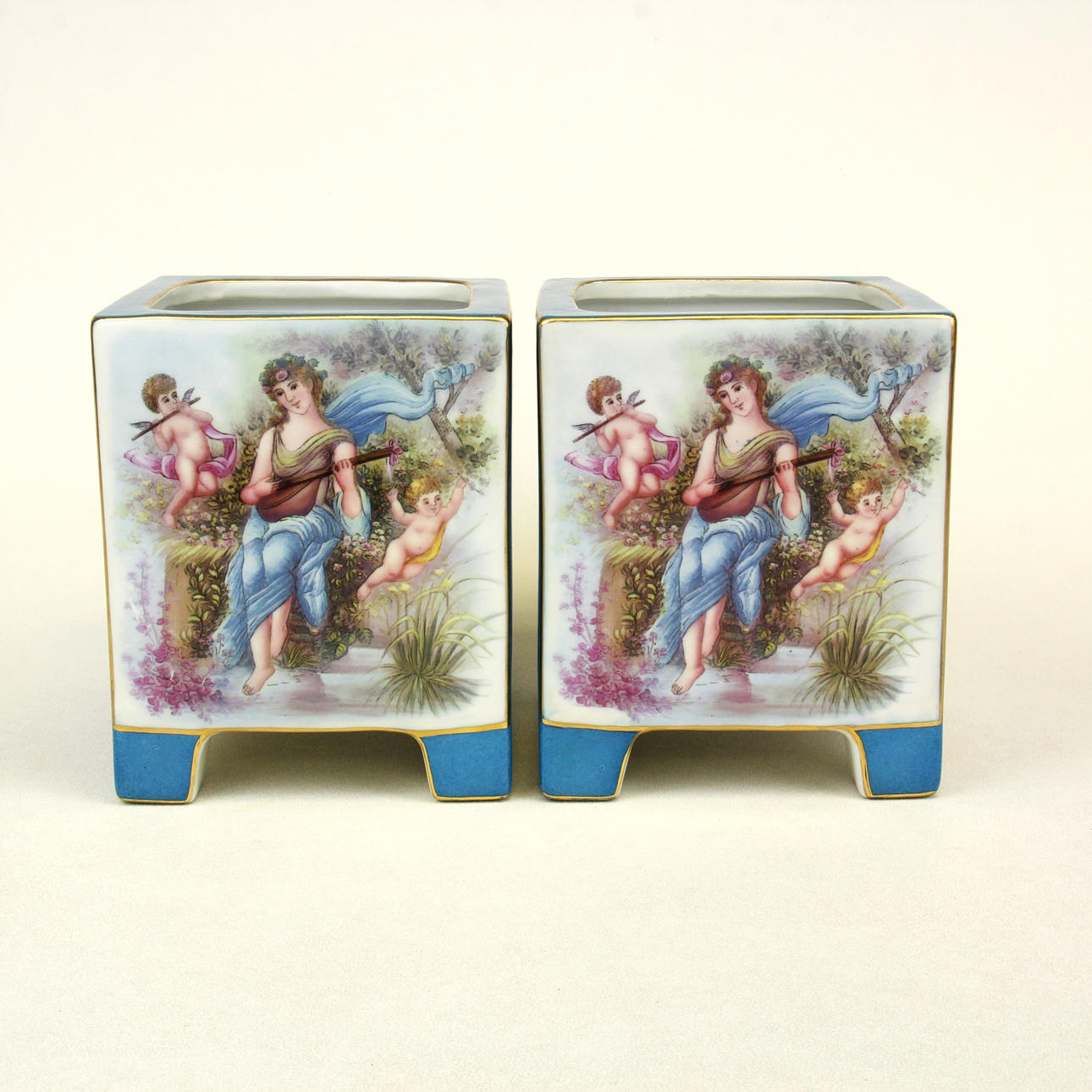 PORZELLAN-CACHE-TÖPFE IM SEVRES-STIL.