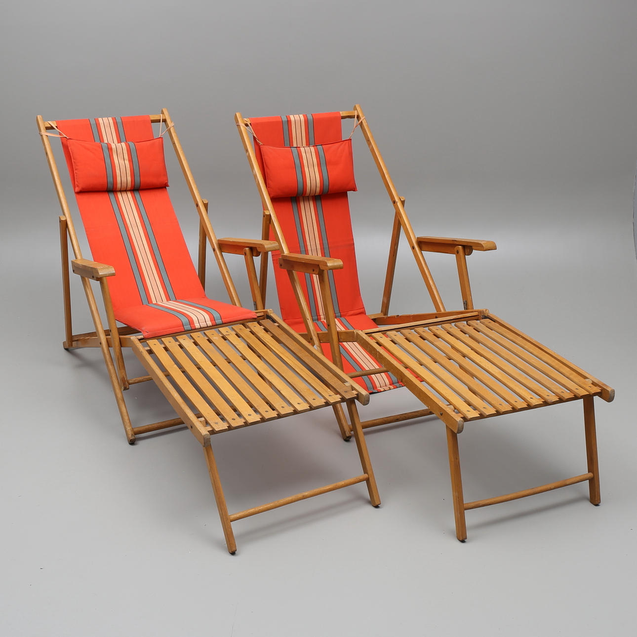 SOLSTOLAR, ett par, trä/tyg, hopfällbara, 1900-talets mitt.