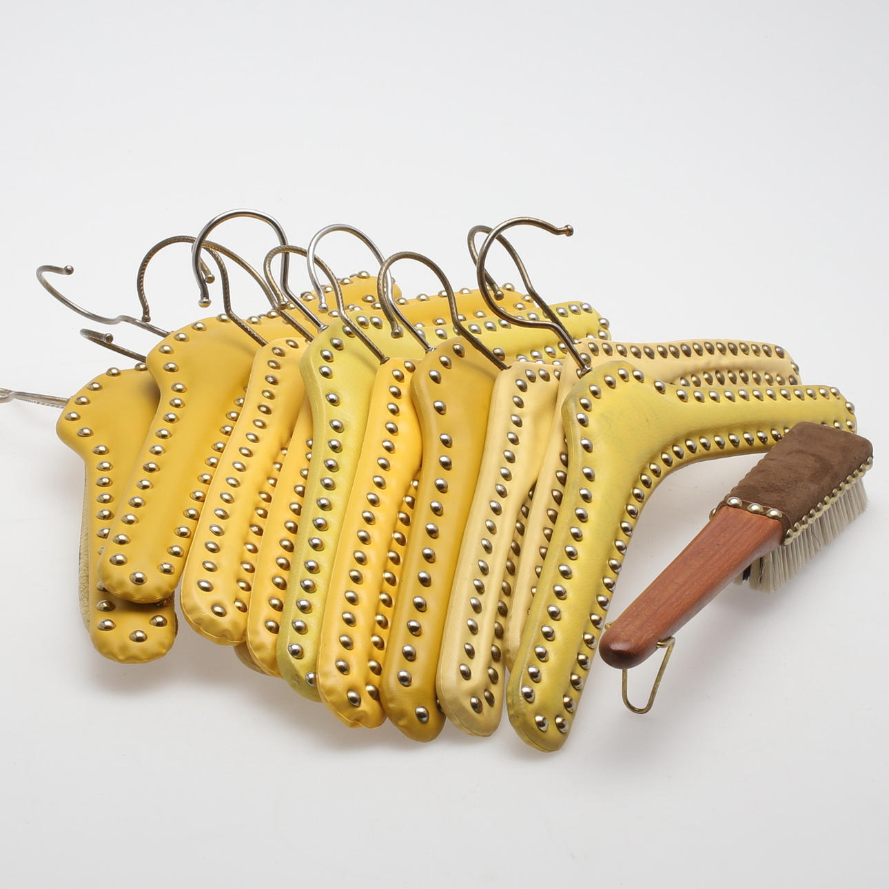 KLÄDGALGAR, 12 st, samt KLÄDBORSTE, 1900-tal.