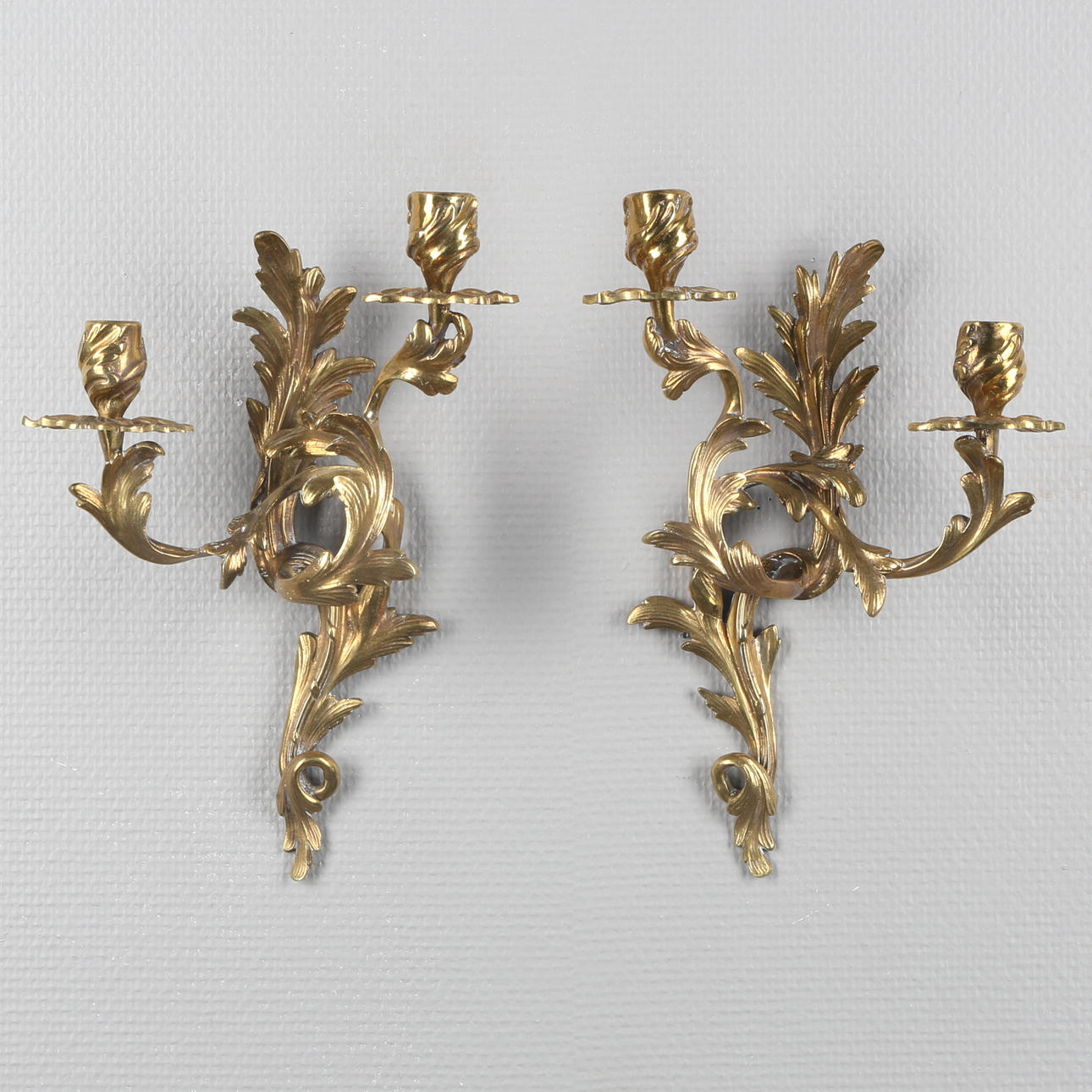 VÄGGAPPLIQUER, ett par, mässing, rokokostil, 1900-talets första hälft.