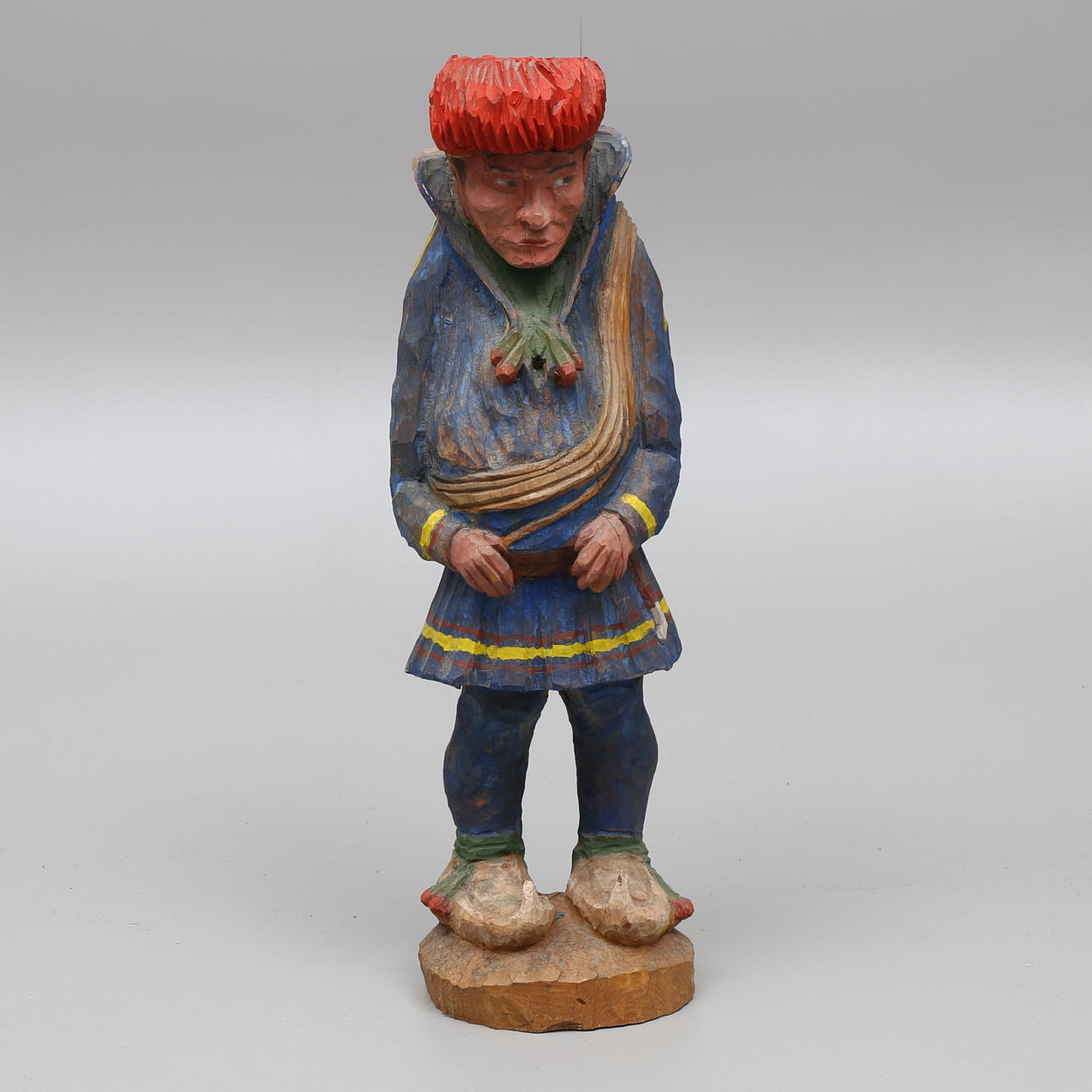 RAGNAR ALMROT. Skulptur, skuret trä, same, signerad R A.