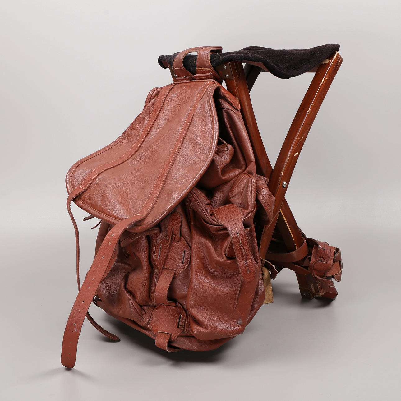 JAKTRYGGSÄCK med fällbar stol, skinn.