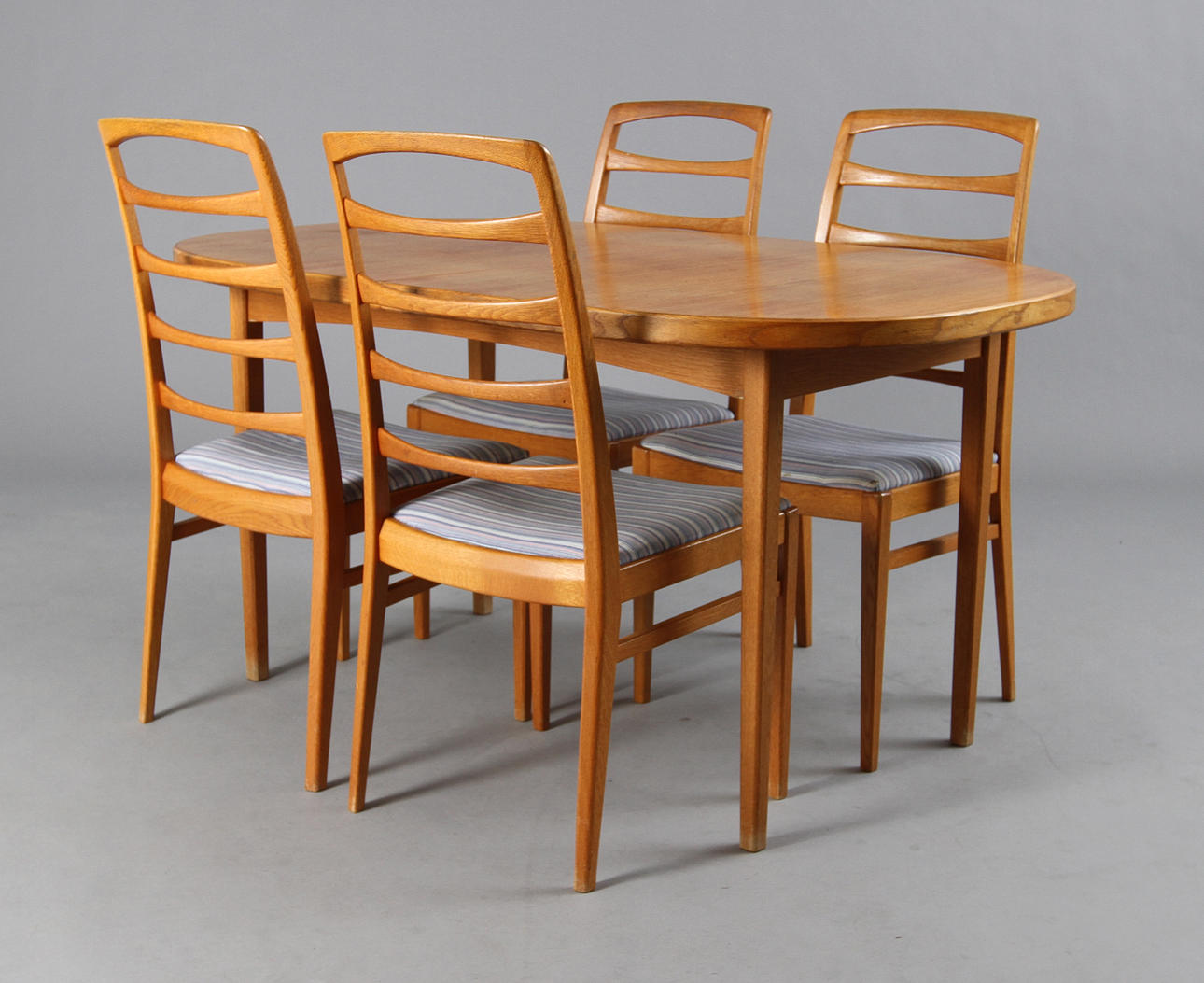 MATSALSMÖBEL. Bodafors. 6 delar, bord och 4 stolar, sidoskåp, teak.