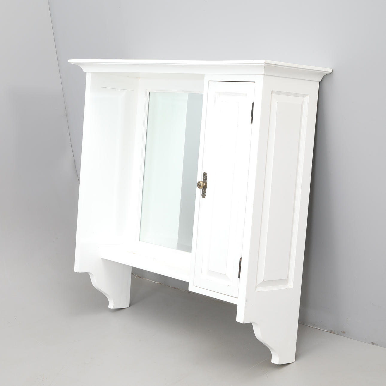 VÄGGHÄNGT BADRUMSSKÅP.