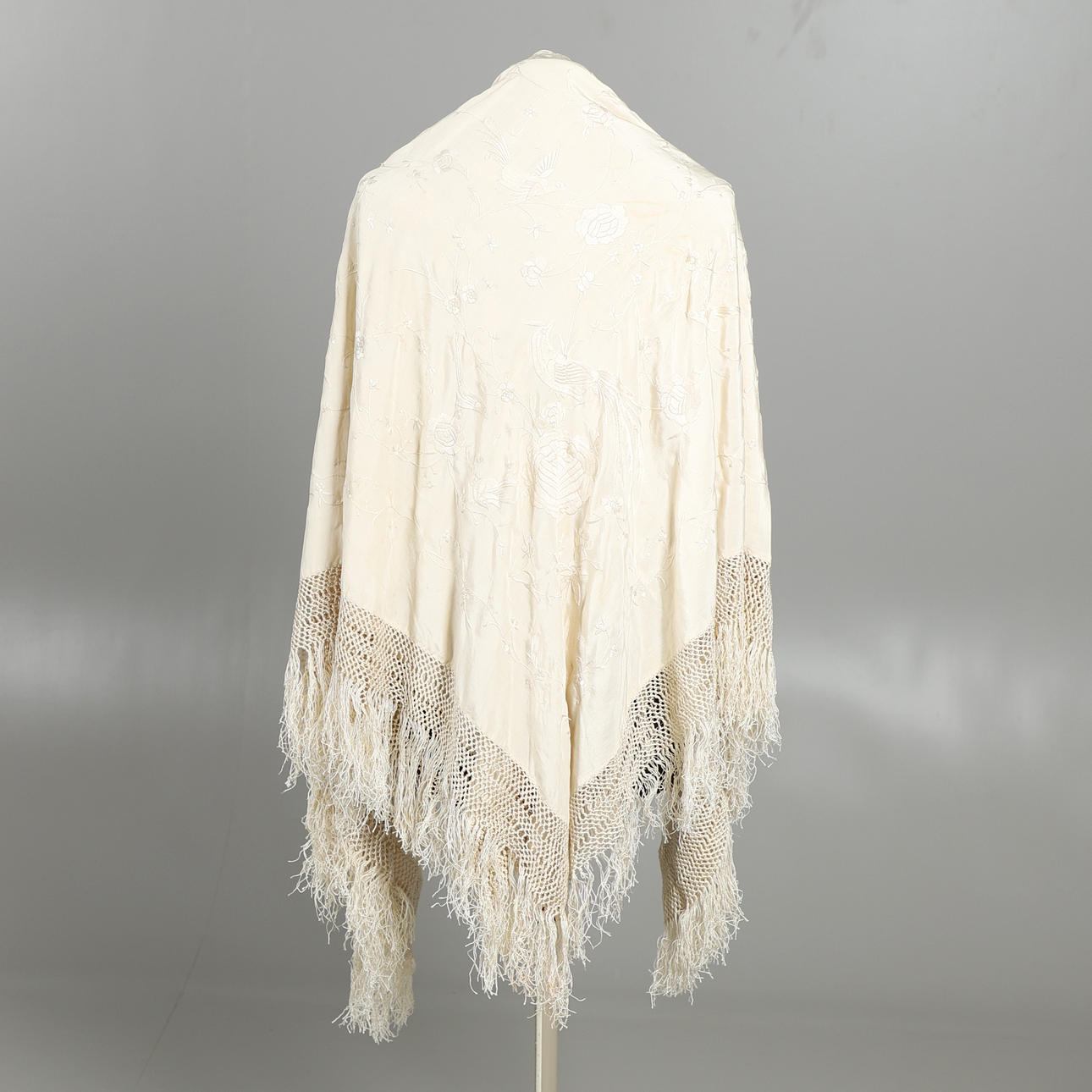 CHAL VINTAGE DE SEDA BORDADO.