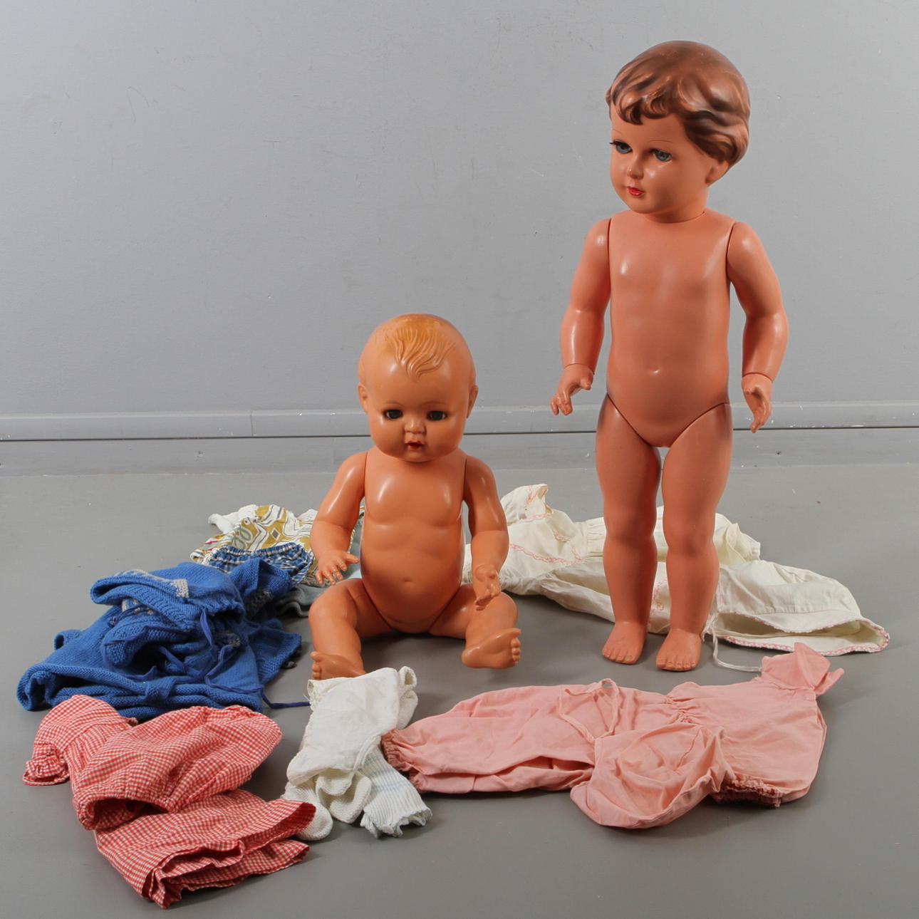 DOCKOR, 2 stycken. JUWEL 64 och OK KADER. Celluloid och plast. Diverse kläder.