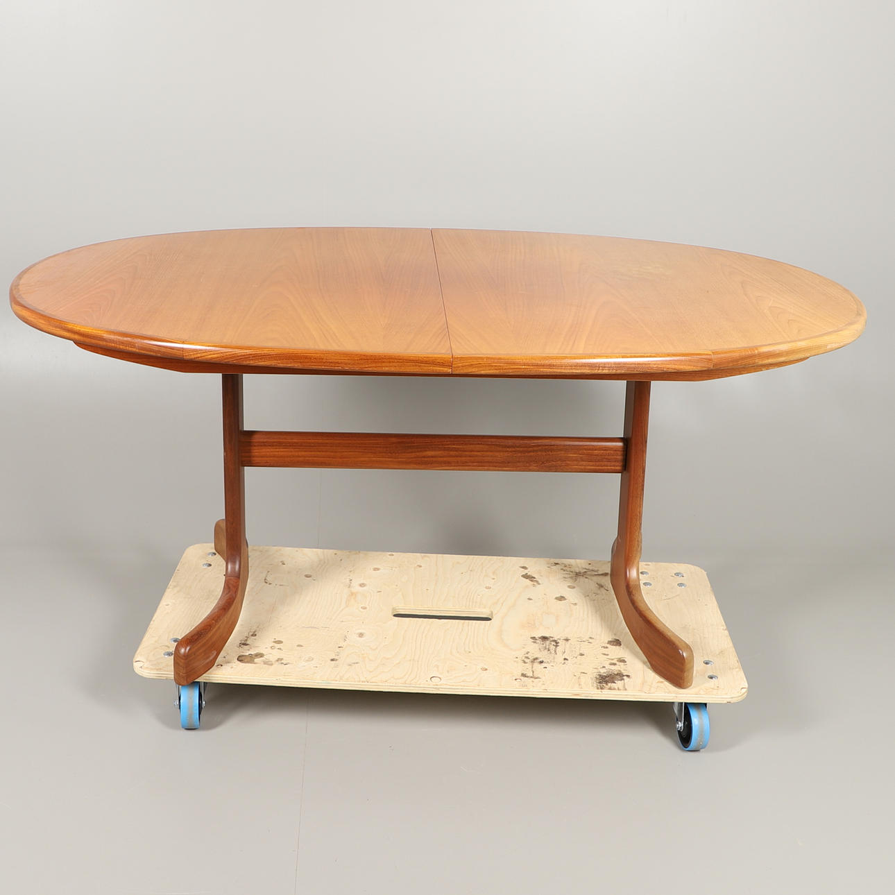 A G-PLAN EXTENDING DINING TABLE.