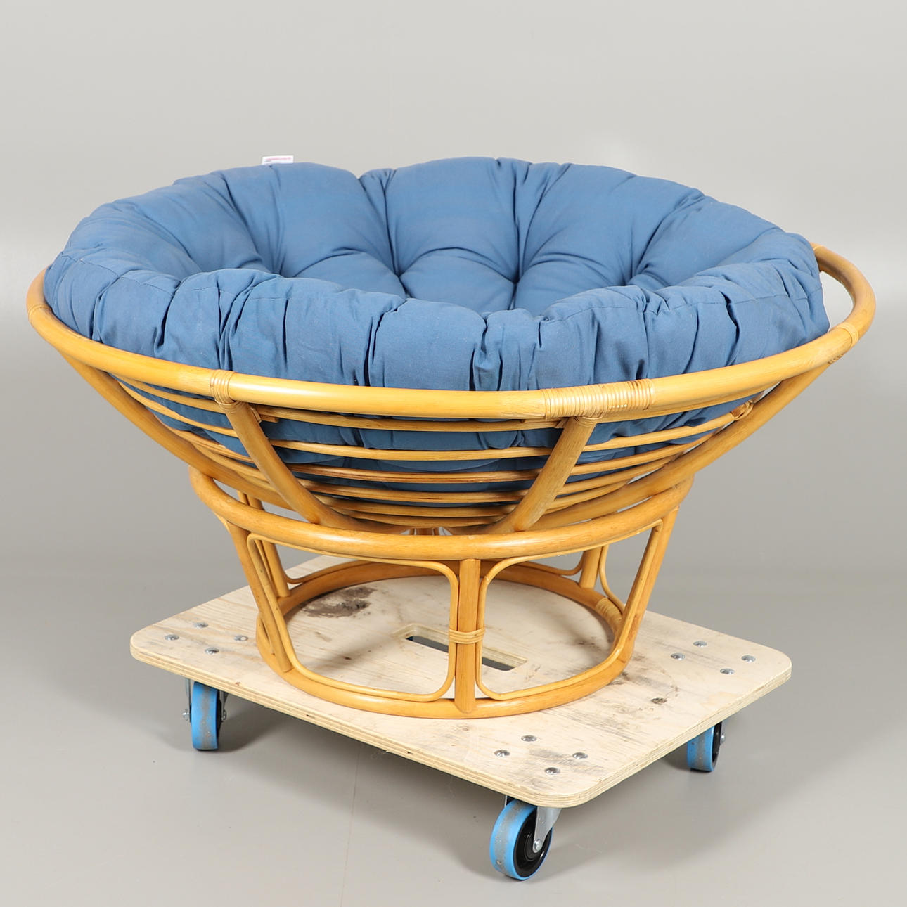 EN STOR VINTERTRÄDGÅRD STOL.